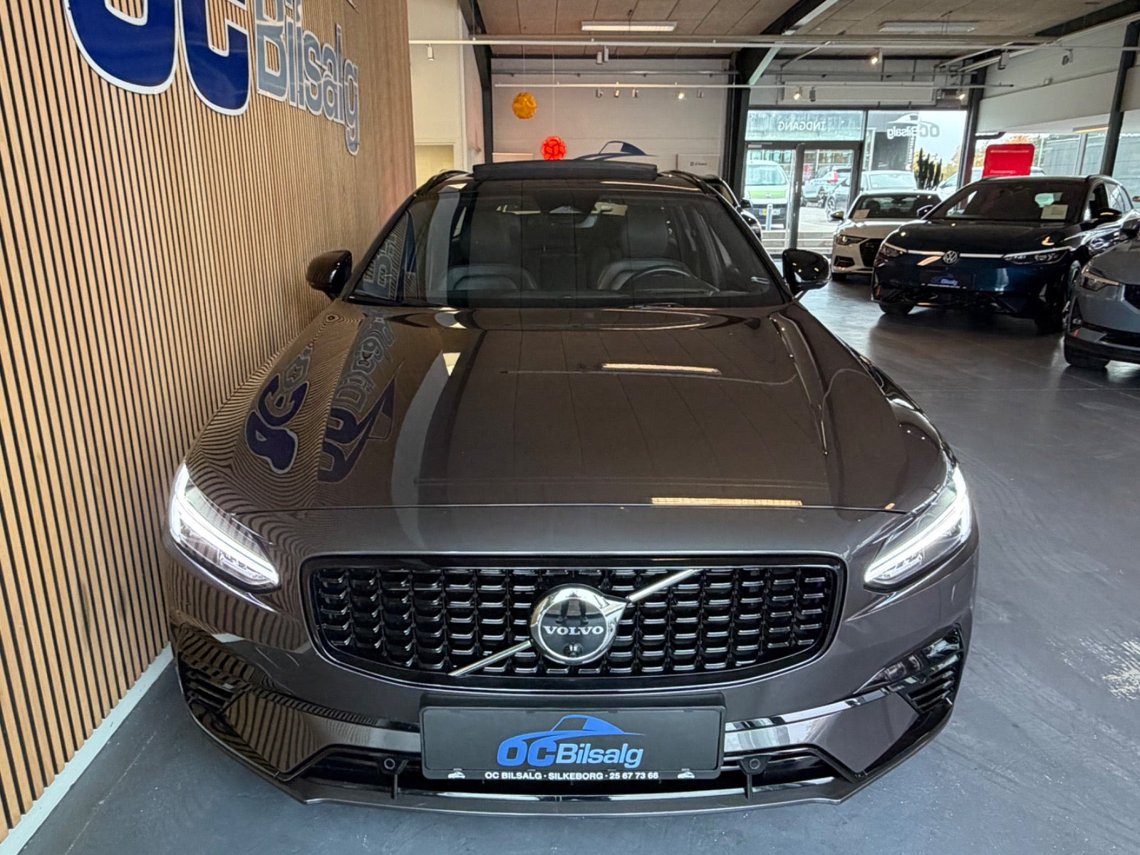 Grå Volvo V90 fra 2023