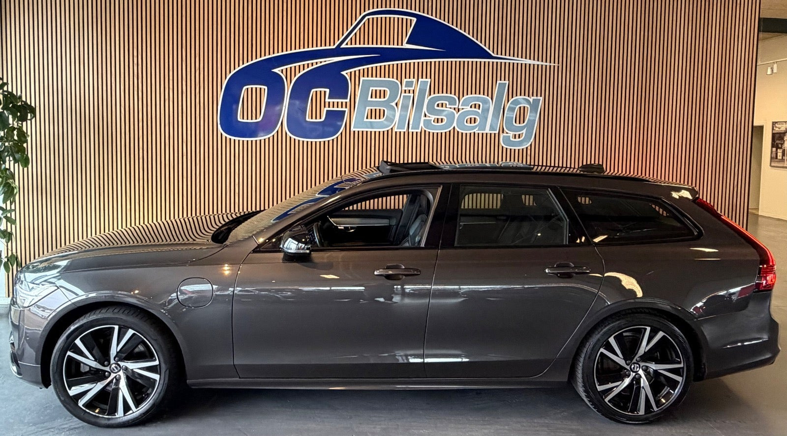 Grå Volvo V90 fra 2023