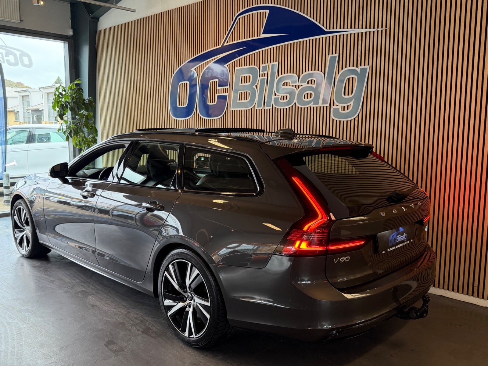 Grå Volvo V90 fra 2023