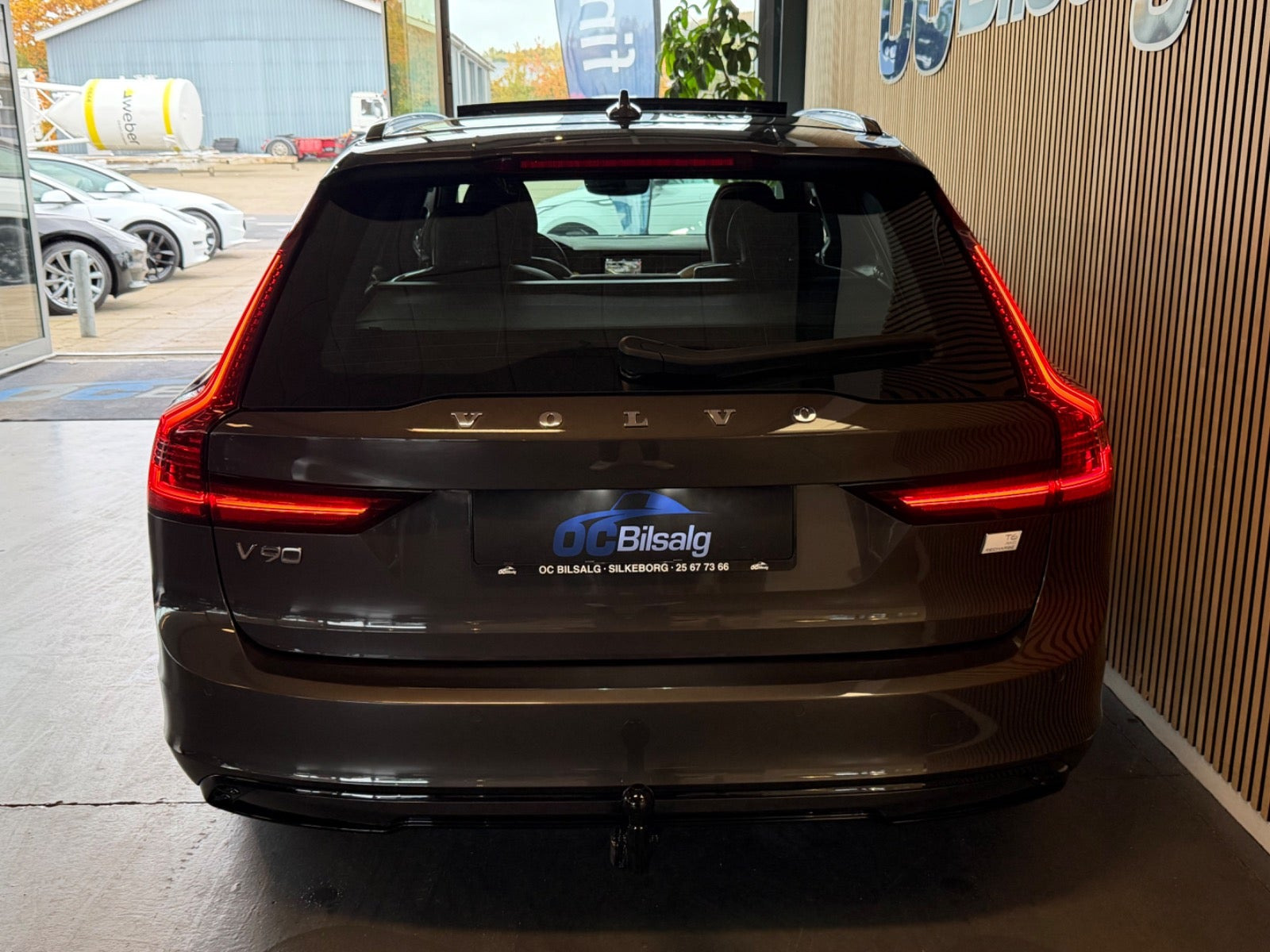 Grå Volvo V90 fra 2023