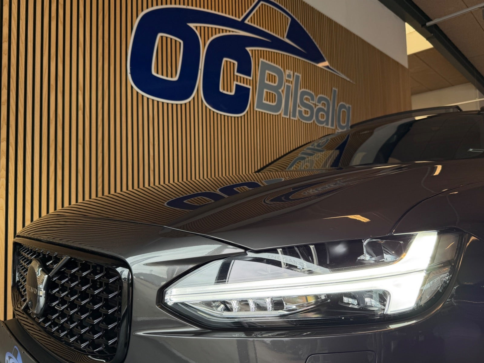 Grå Volvo V90 fra 2023