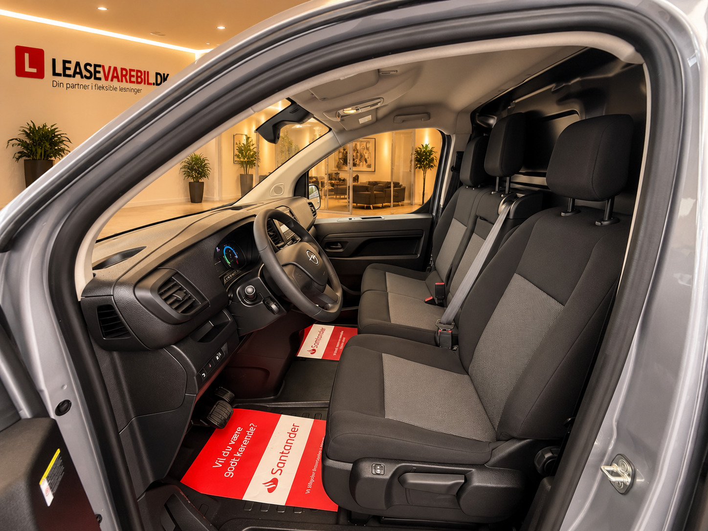 Grå Opel Vivaro-e fra 2025