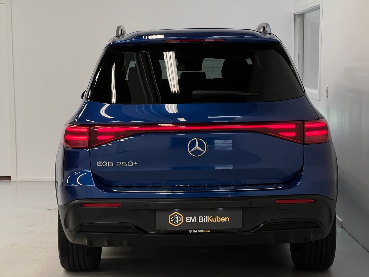 Sort Mercedes EQB250+ fra 2024