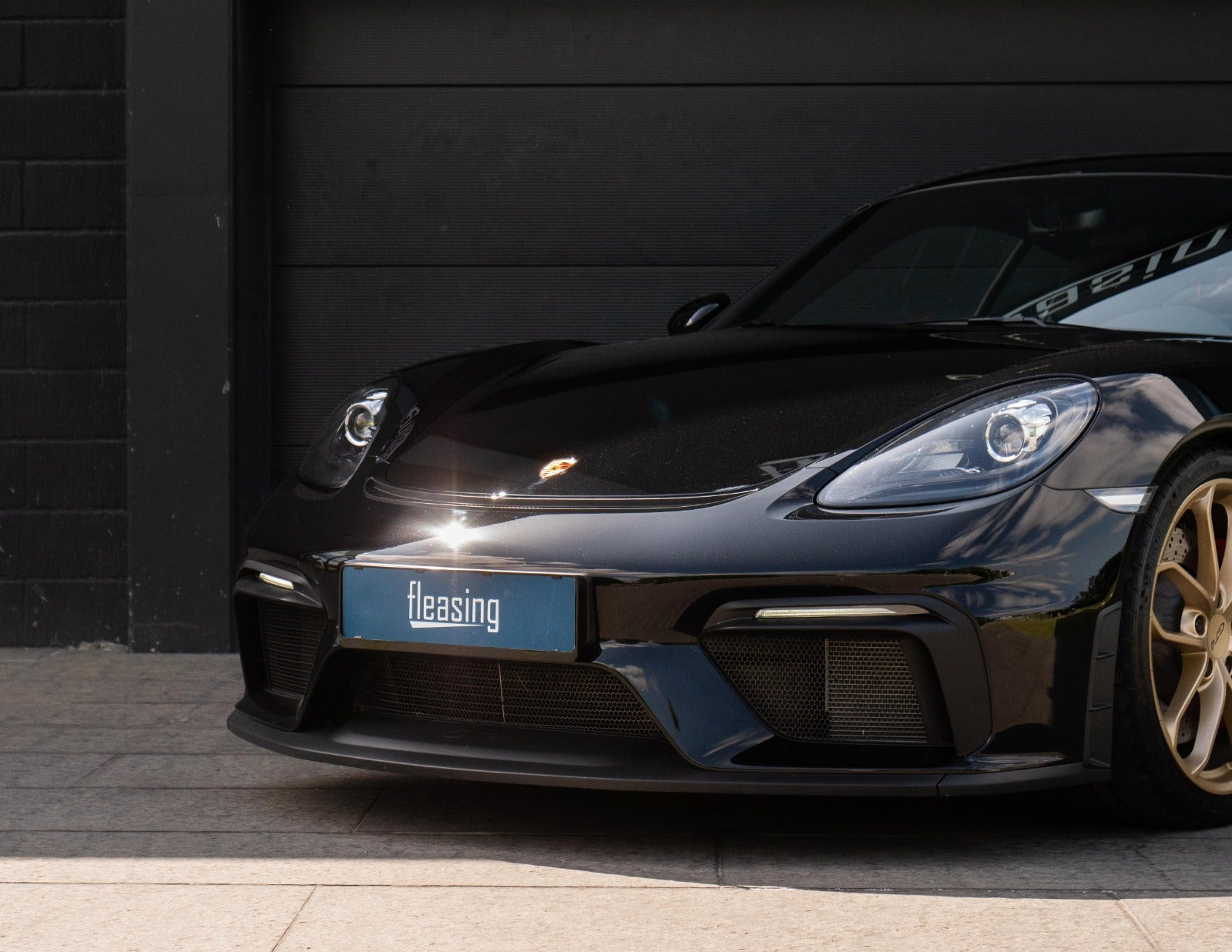 Sort Porsche 718 Cayman GT4 fra 2021