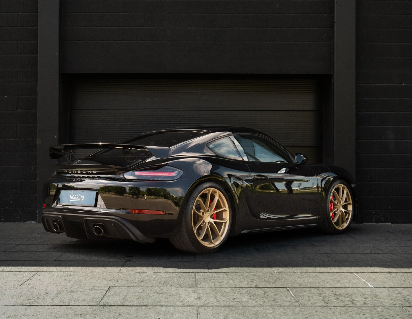 Sort Porsche 718 Cayman GT4 fra 2021