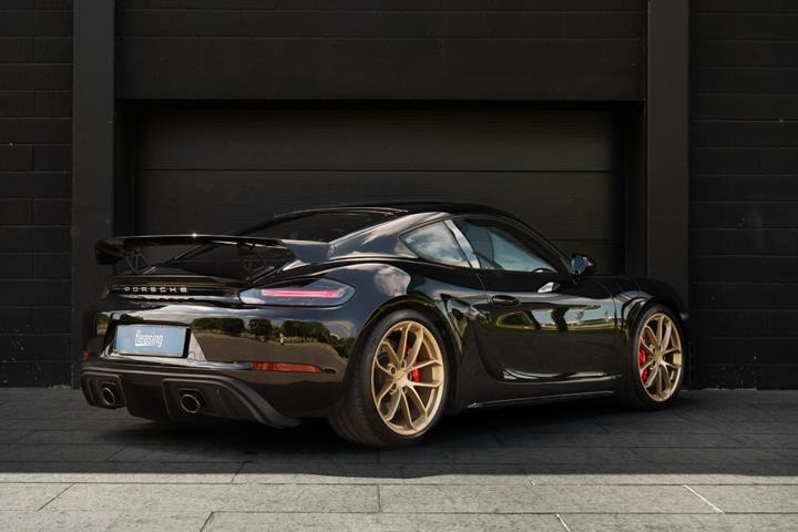 Sort Porsche 718 Cayman GT4 fra 2021