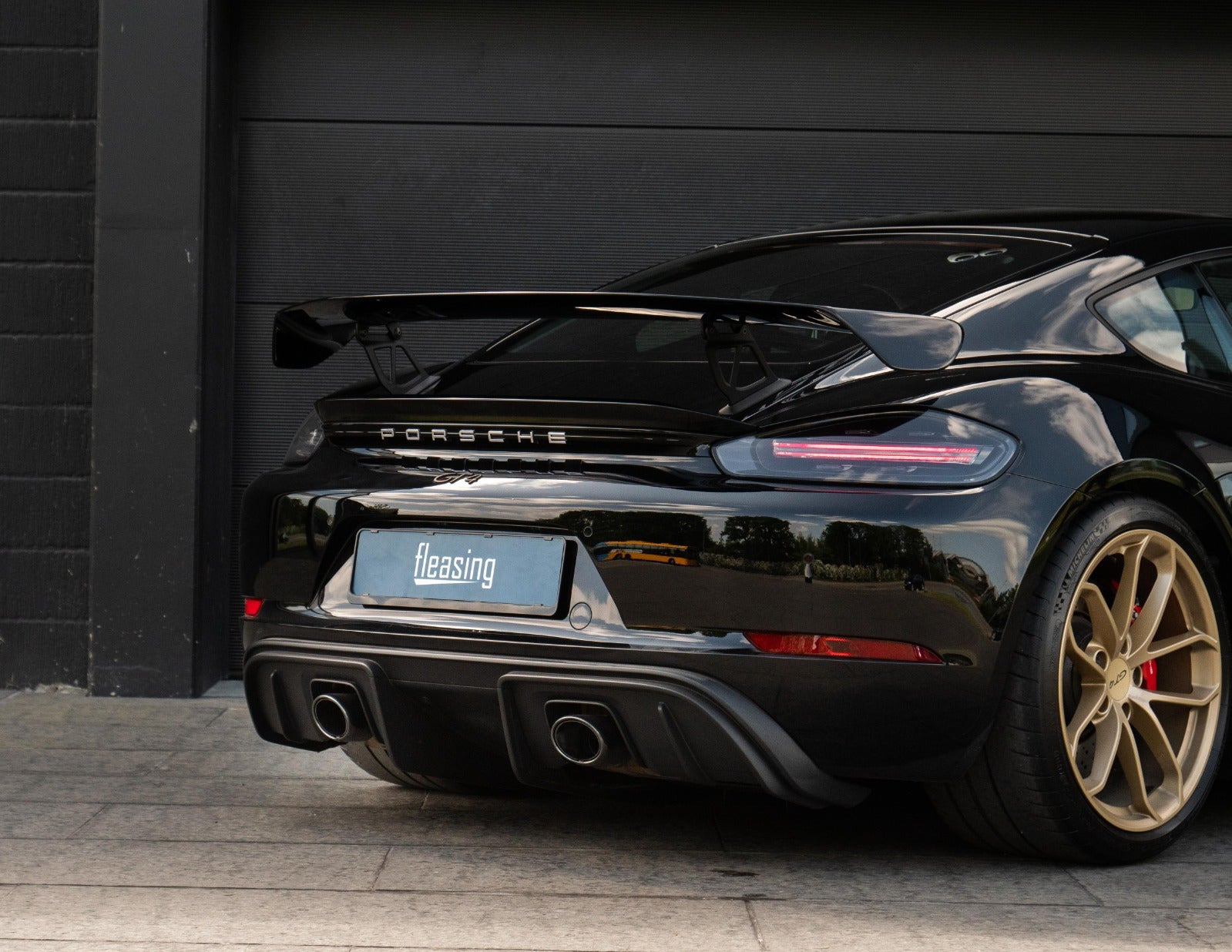 Sort Porsche 718 Cayman GT4 fra 2021