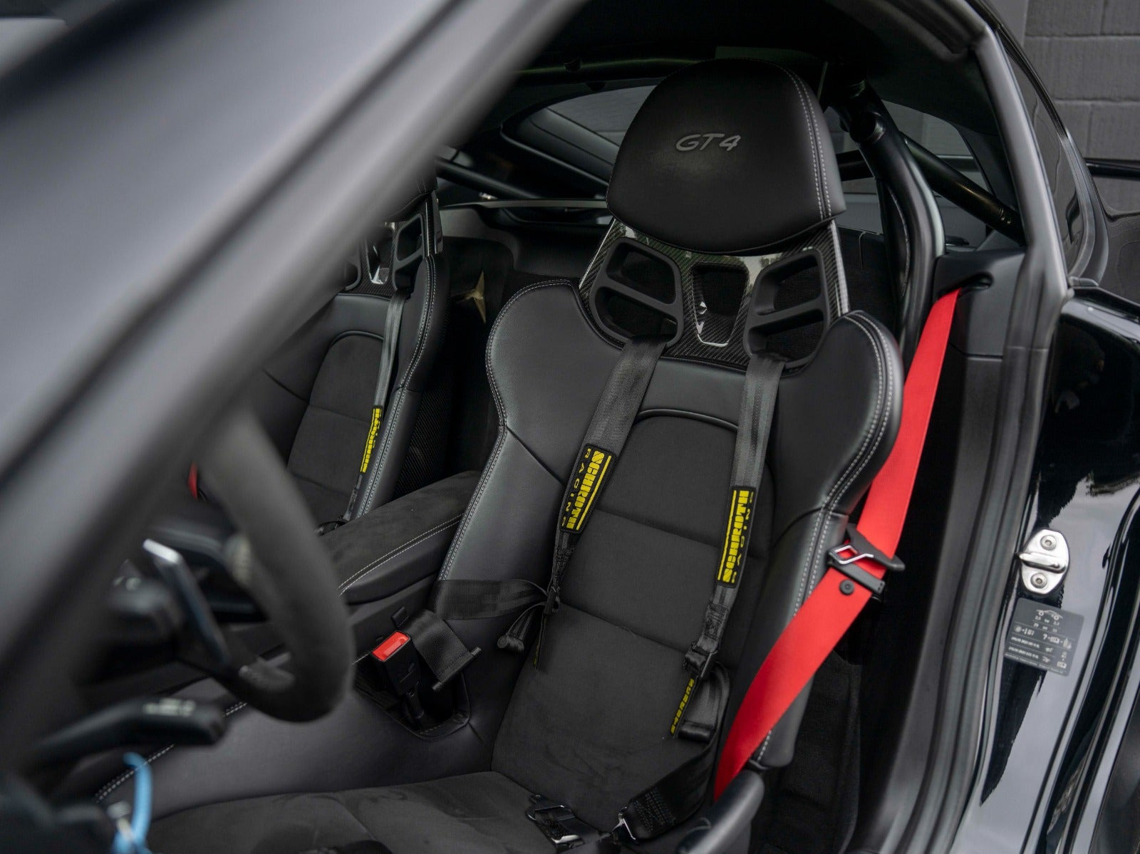 Sort Porsche 718 Cayman GT4 fra 2021