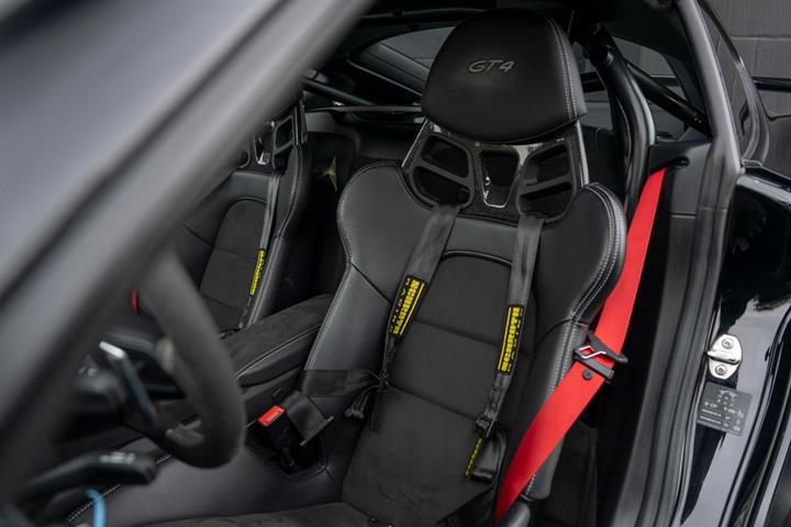 Sort Porsche 718 Cayman GT4 fra 2021