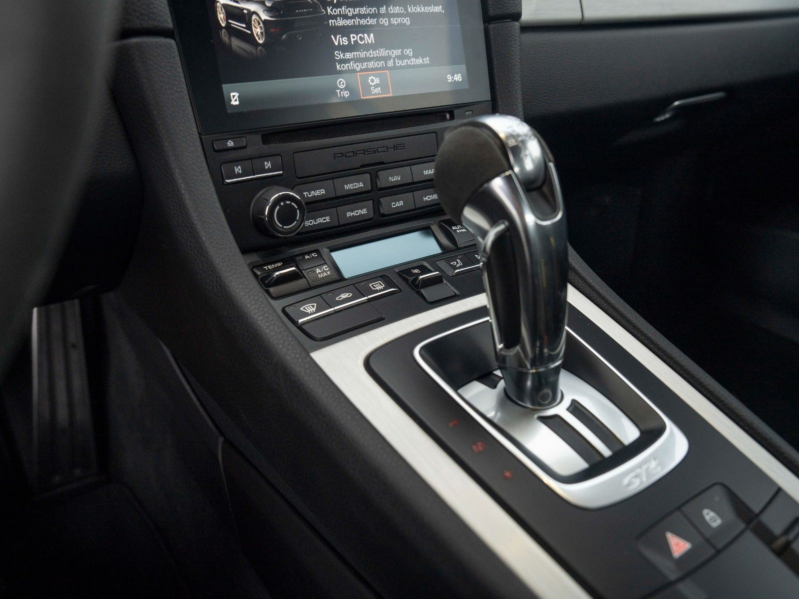 Sort Porsche 718 Cayman GT4 fra 2021