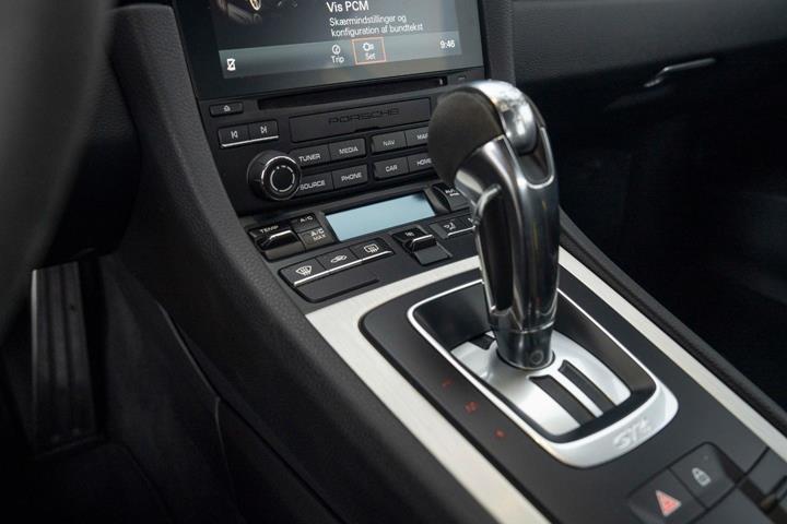 Sort Porsche 718 Cayman GT4 fra 2021