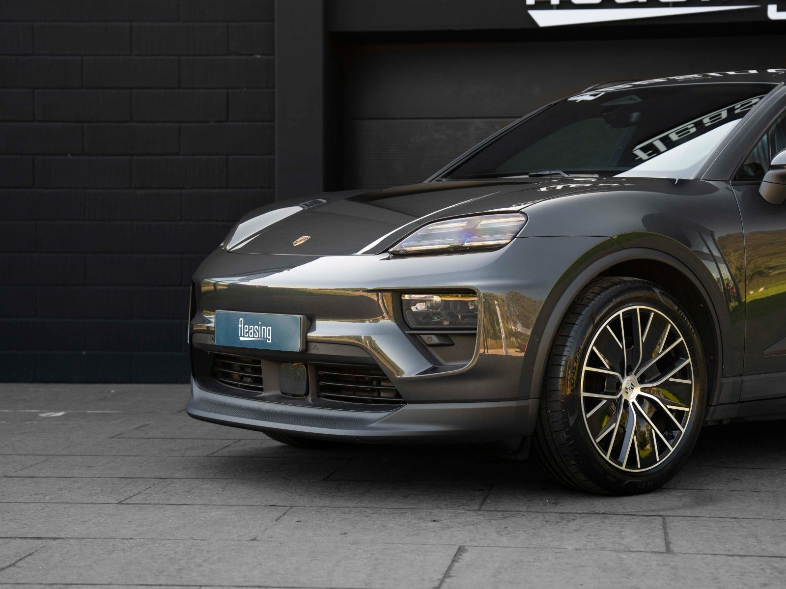 Grå Porsche Macan 4 fra 2024