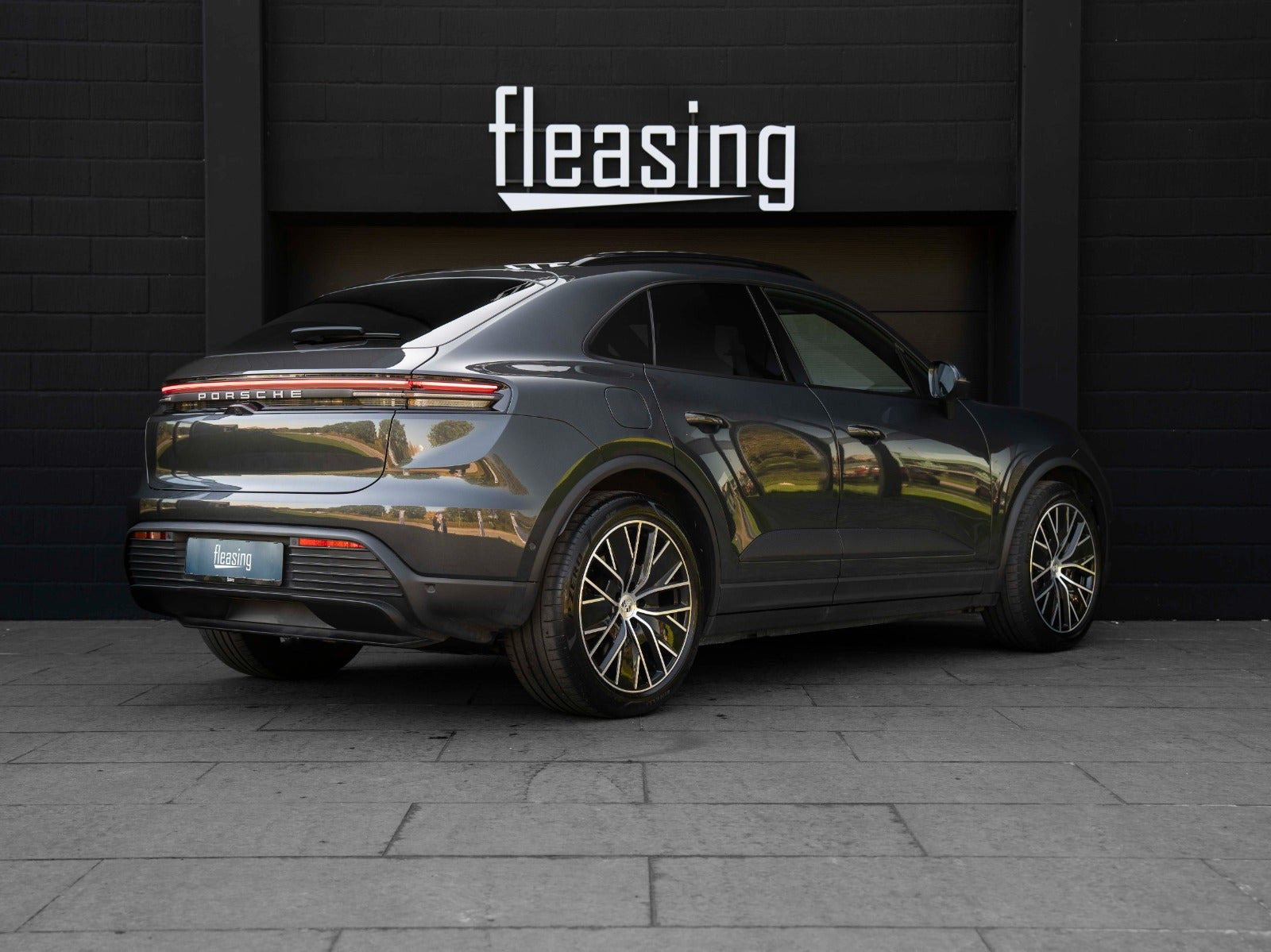 Grå Porsche Macan 4 fra 2024
