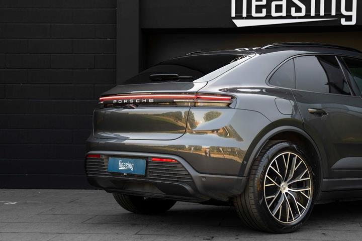 Grå Porsche Macan 4 fra 2024