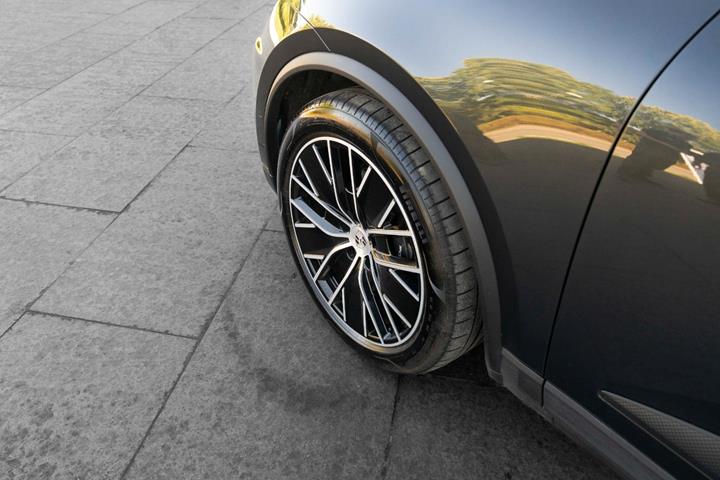 Grå Porsche Macan 4 fra 2024