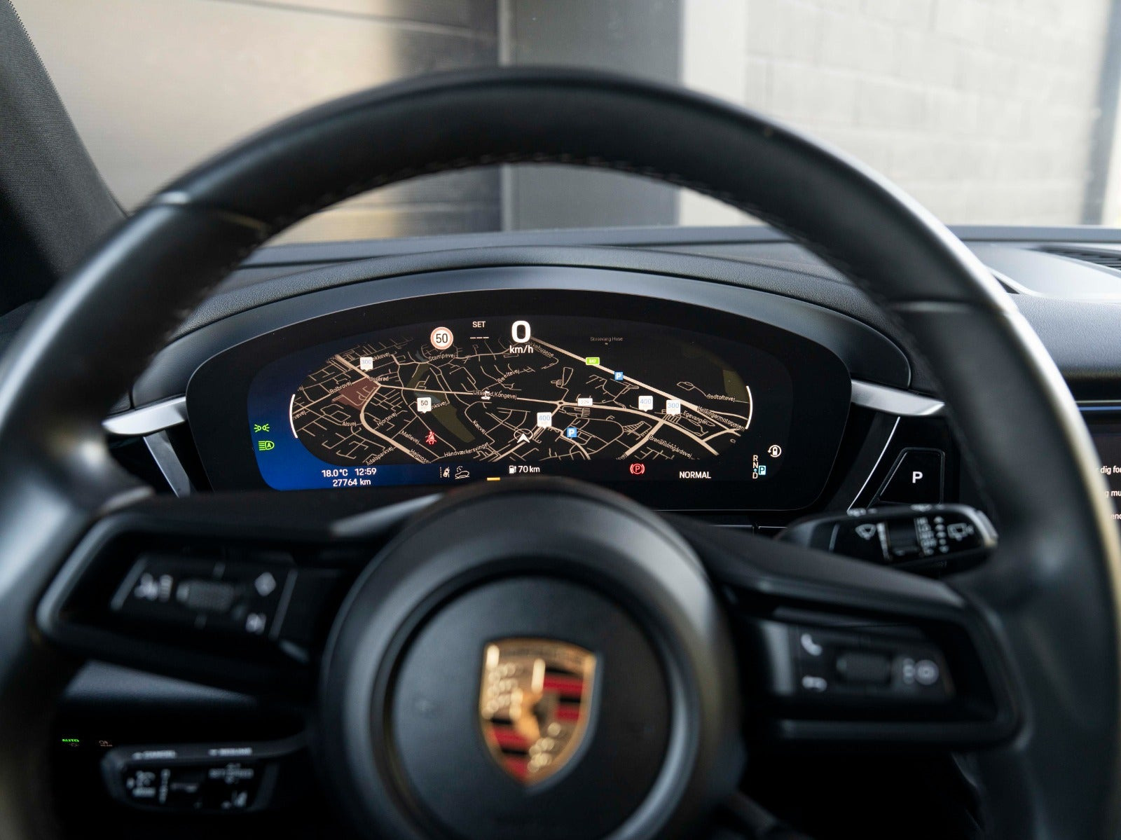 Grå Porsche Macan 4 fra 2024