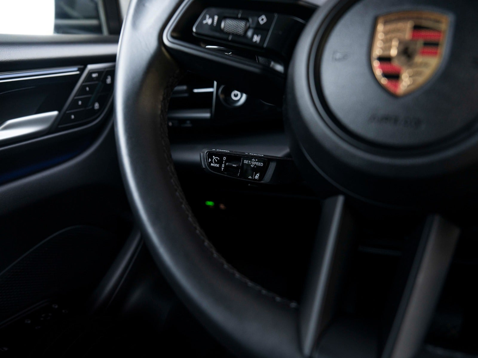 Grå Porsche Macan 4 fra 2024