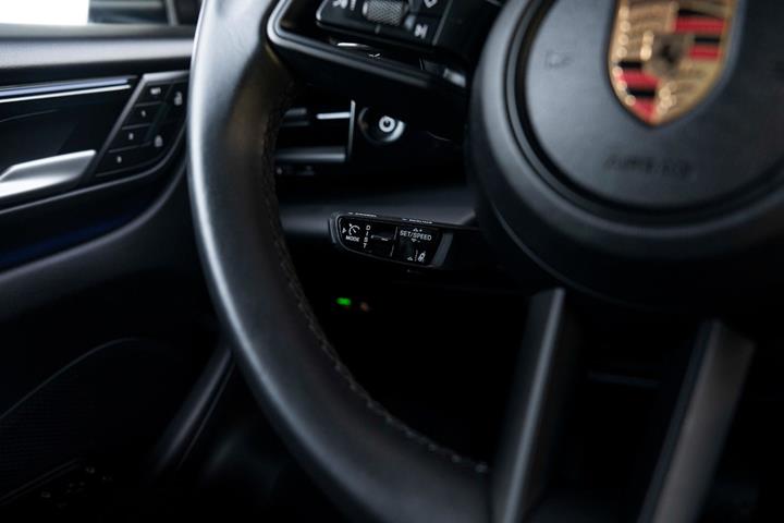 Grå Porsche Macan 4 fra 2024