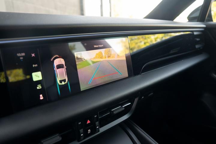 Grå Porsche Macan 4 fra 2024