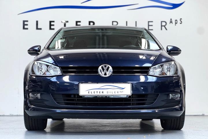 Blå VW Golf VII fra 2017