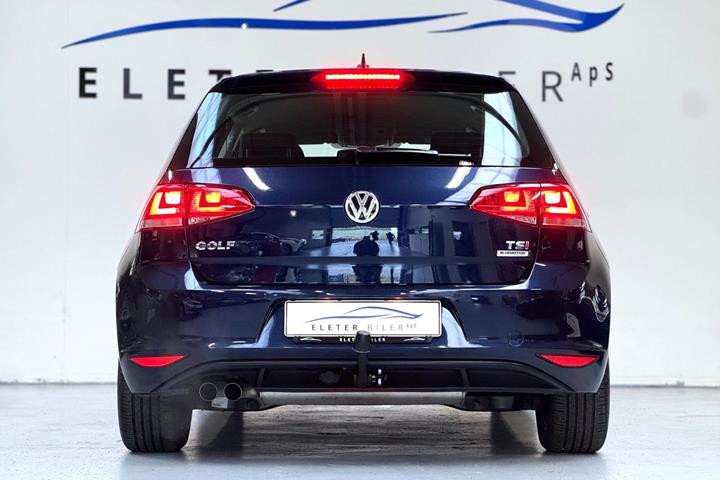 Blå VW Golf VII fra 2017