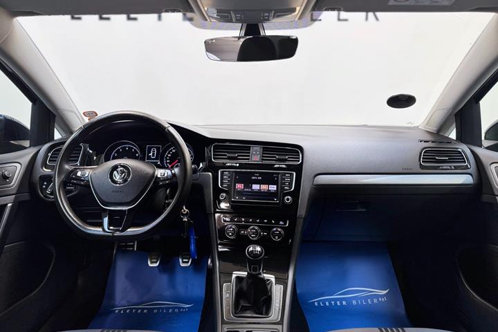 Blå VW Golf VII fra 2017