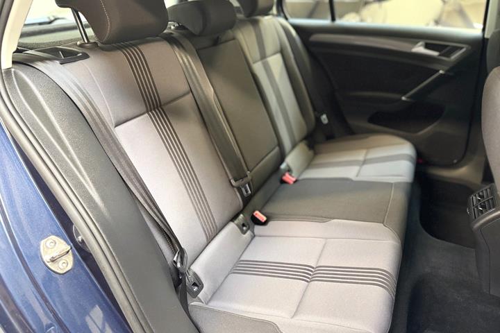 Blå VW Golf VII fra 2017