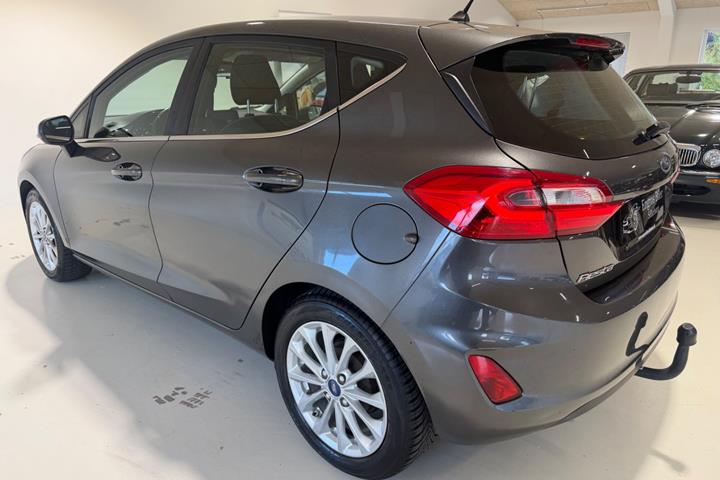 Grå Ford Fiesta fra 2017