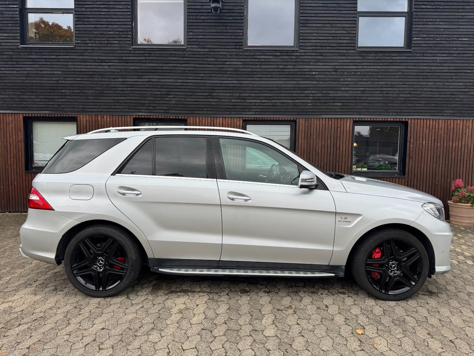 Sølv Mercedes ML63 fra 2014