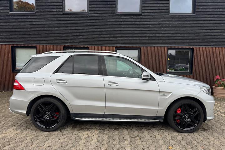 Sølv Mercedes ML63 fra 2014