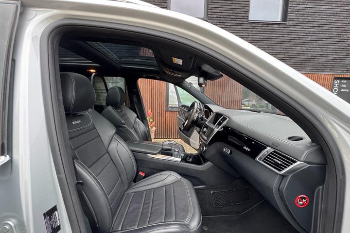 Sølv Mercedes ML63 fra 2014