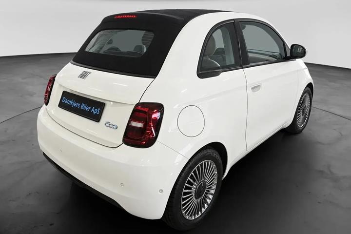 Hvid Fiat 500e fra 2023