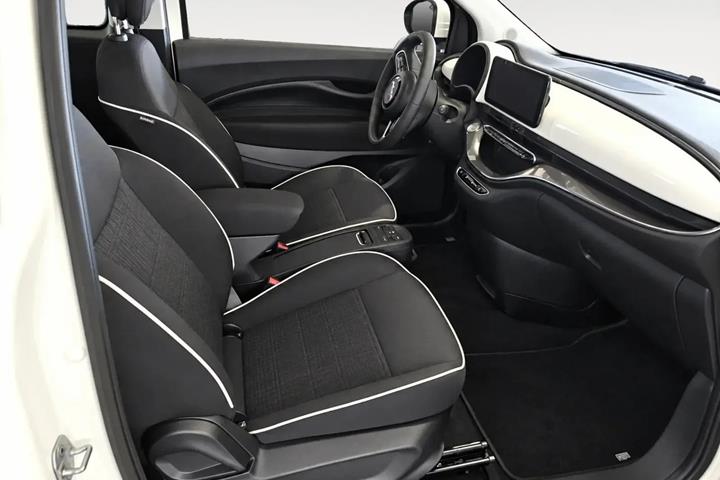 Hvid Fiat 500e fra 2023