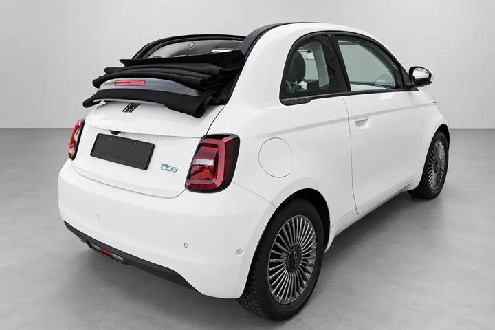 Hvid Fiat 500e fra 2023