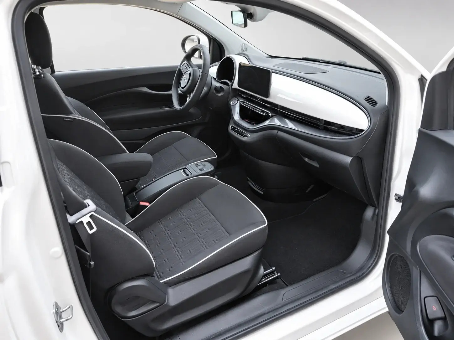 Hvid Fiat 500e fra 2023
