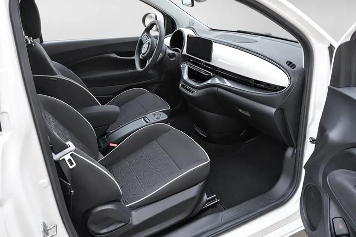 Hvid Fiat 500e fra 2023