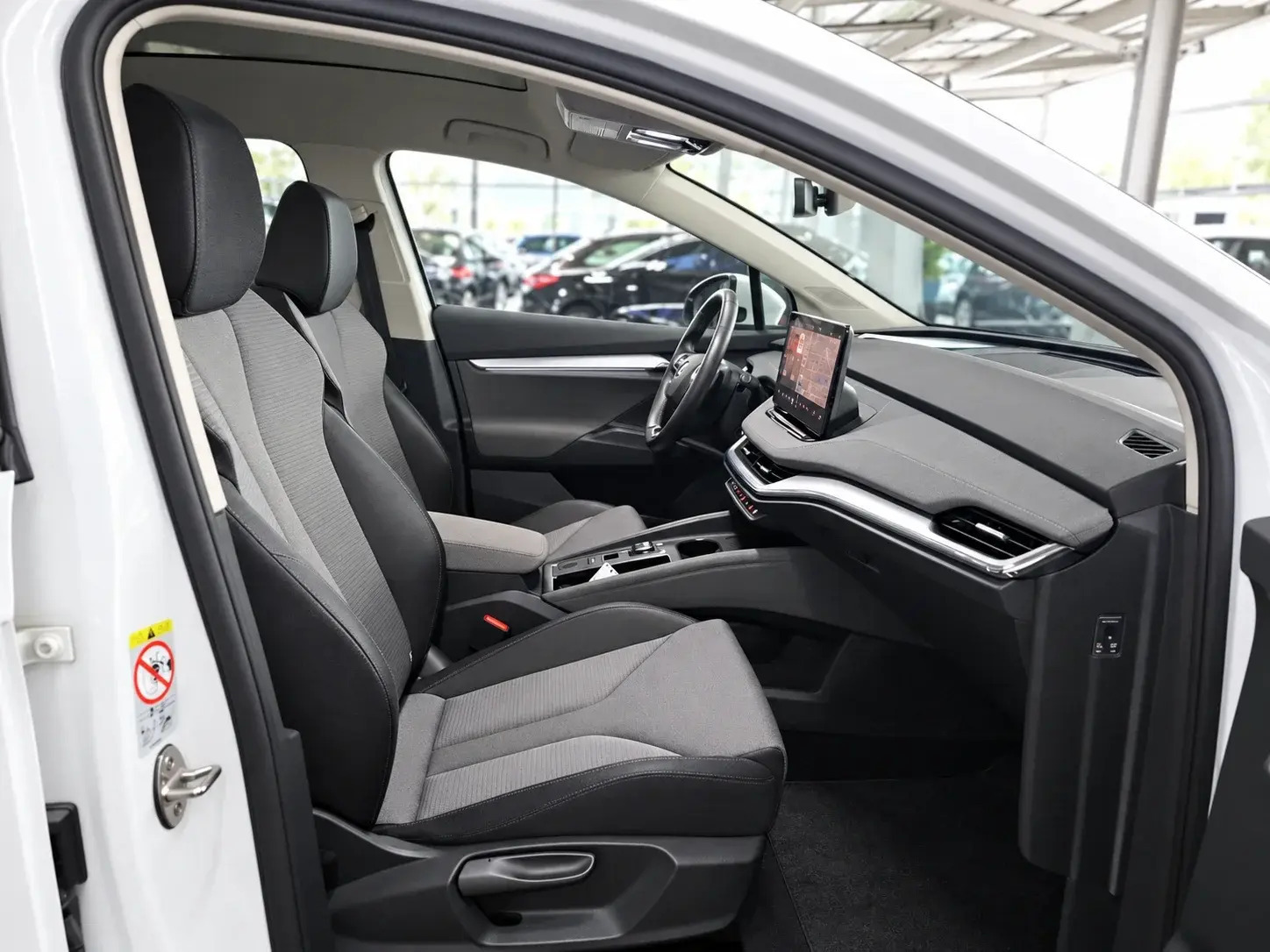 Hvid Skoda Enyaq fra 2023