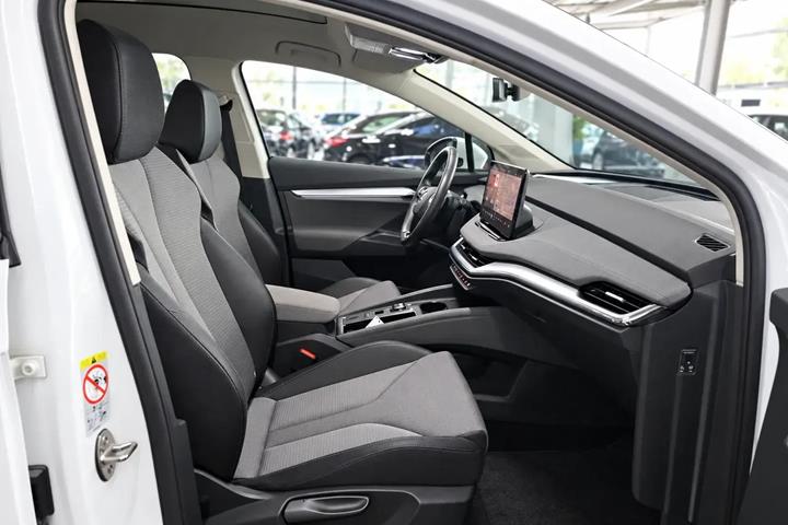 Hvid Skoda Enyaq fra 2023