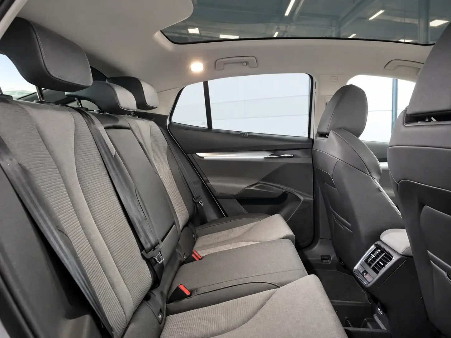 Hvid Skoda Enyaq fra 2023