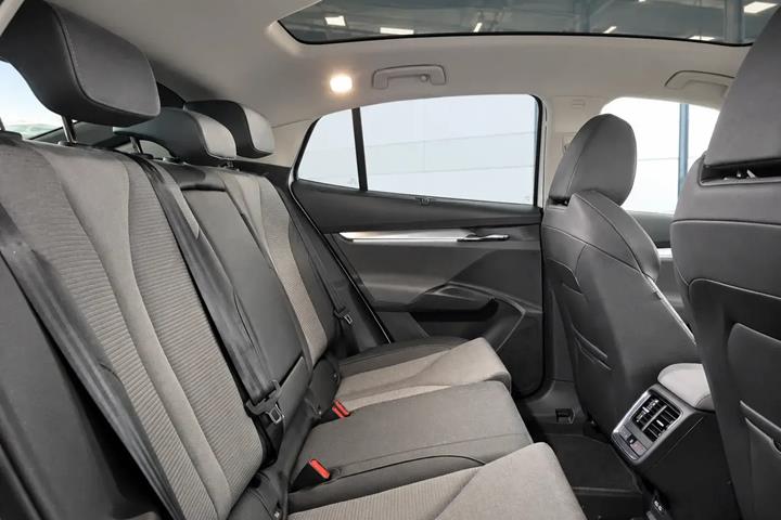 Hvid Skoda Enyaq fra 2023