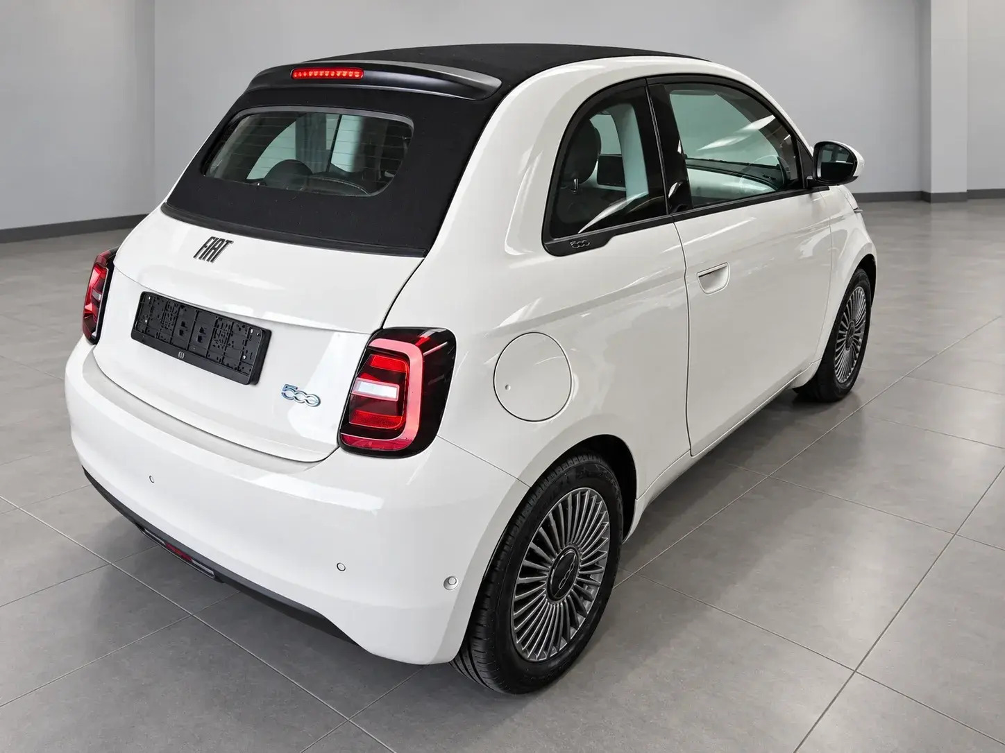 Hvid Fiat 500e fra 2023