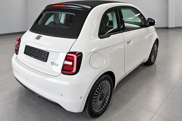 Hvid Fiat 500e fra 2023