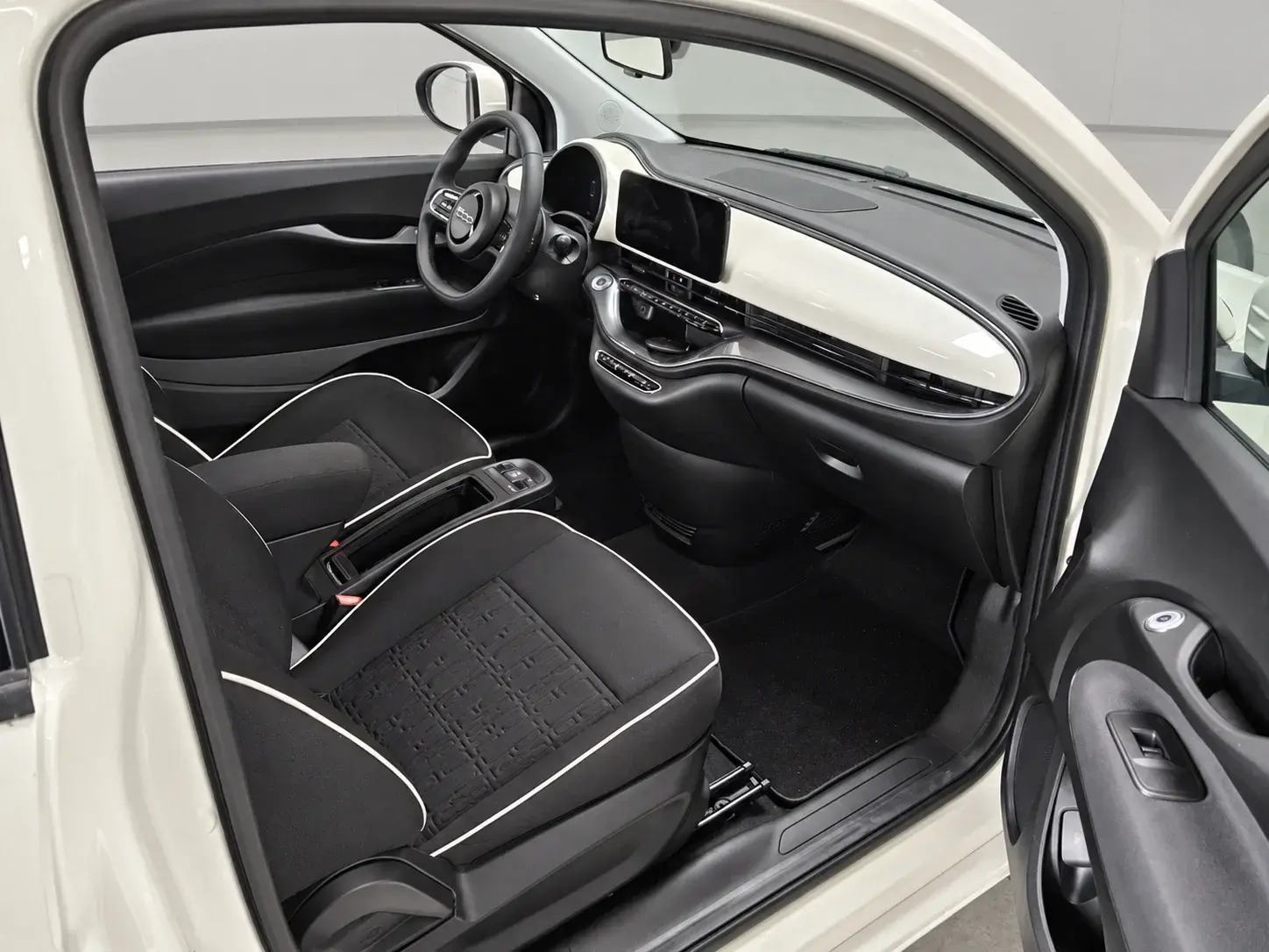 Hvid Fiat 500e fra 2023