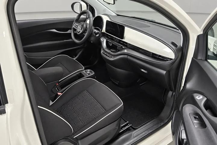 Hvid Fiat 500e fra 2023