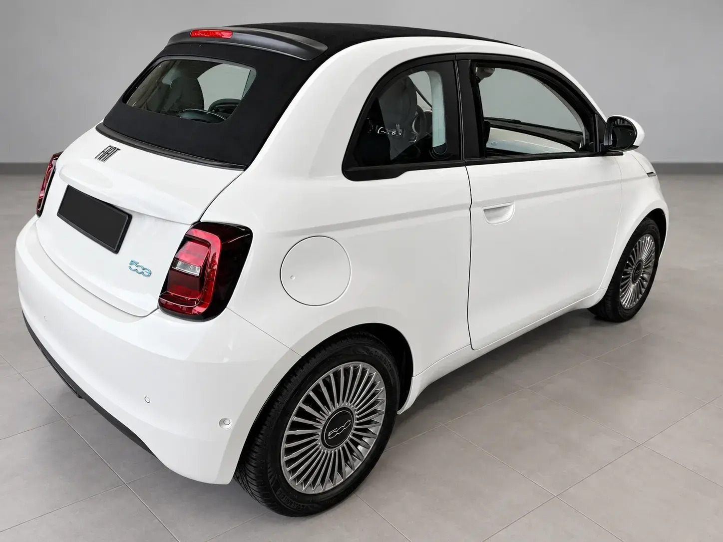 Hvid Fiat 500e fra 2023