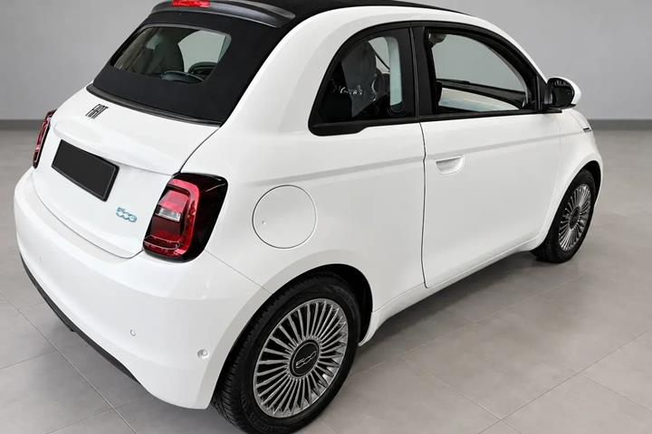 Hvid Fiat 500e fra 2023