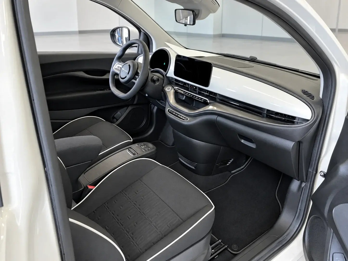 Hvid Fiat 500e fra 2023
