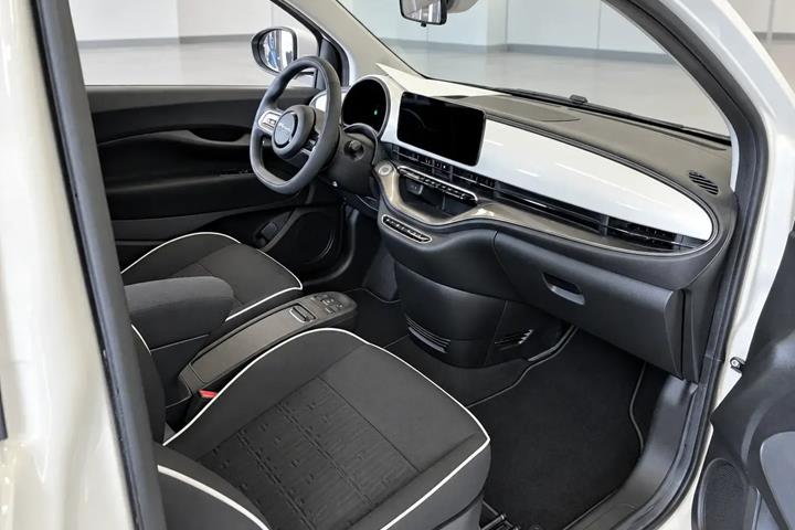 Hvid Fiat 500e fra 2023