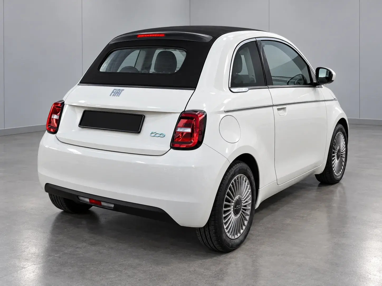 Hvid Fiat 500e fra 2023