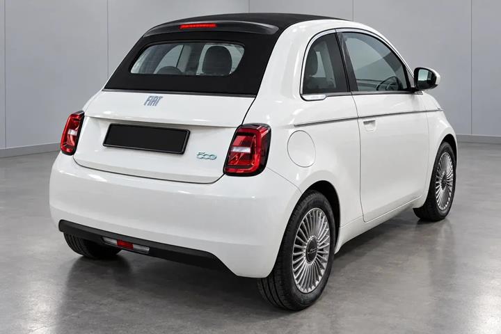 Hvid Fiat 500e fra 2023